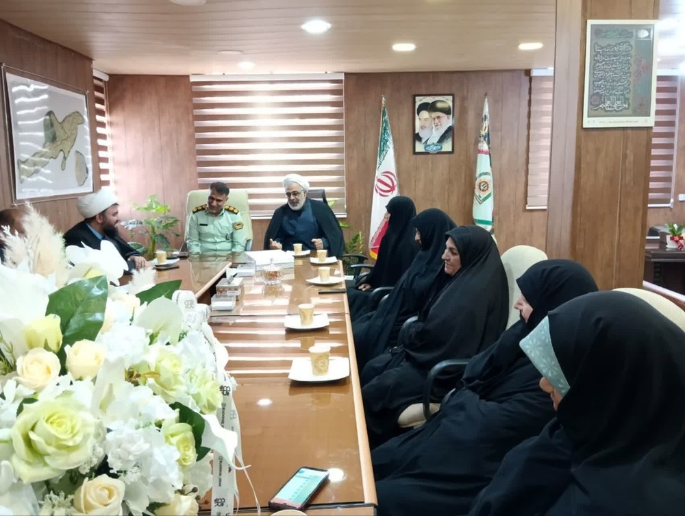 حضور کارکنان مدرسه علمیه ریحانه‌الرسول(س) در فرماندهی نیروی انتظامی قشم به‌مناسبت هفته فراجا + عکس