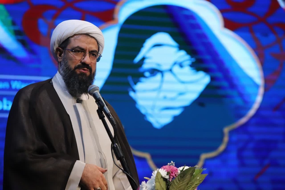 اگر شخصیت بزرگان را تبیین نکنیم، افراد دیگری به عنوان الگو معرفی خواهند شد
