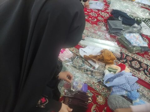 تصاویر/بسته بندی لباس ویژه مردم غزه و لبنان توسط فارغ التحصیلان بسیجی موسسه آموسسه آموزش عالی ریحانة النبی اراک