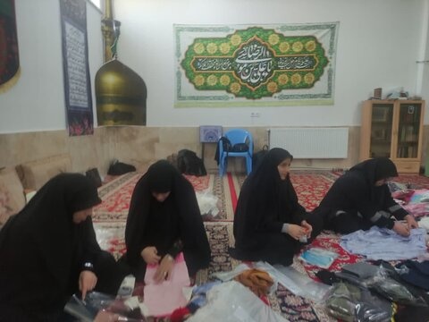 تصاویر/بسته بندی لباس ویژه مردم غزه و لبنان توسط فارغ التحصیلان بسیجی موسسه آموسسه آموزش عالی ریحانة النبی اراک