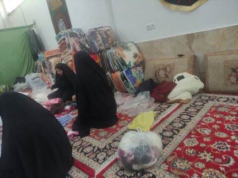 تصاویر/بسته بندی لباس ویژه مردم غزه و لبنان توسط فارغ التحصیلان بسیجی موسسه آموسسه آموزش عالی ریحانة النبی اراک