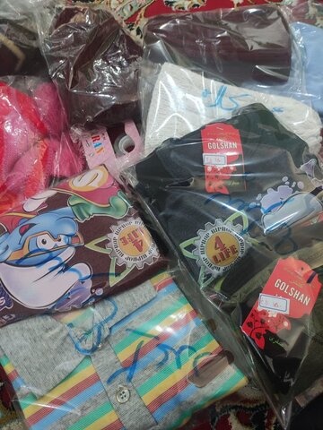 تصاویر/بسته بندی لباس ویژه مردم غزه و لبنان توسط فارغ التحصیلان بسیجی موسسه آموسسه آموزش عالی ریحانة النبی اراک