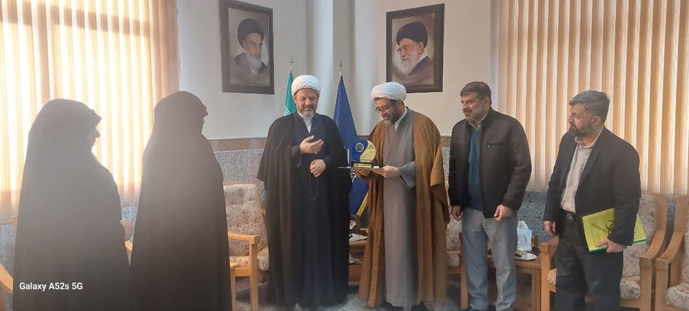 مراسم تقدیر از مدیر حوزه‌های علمیه خواهران برگزار شد