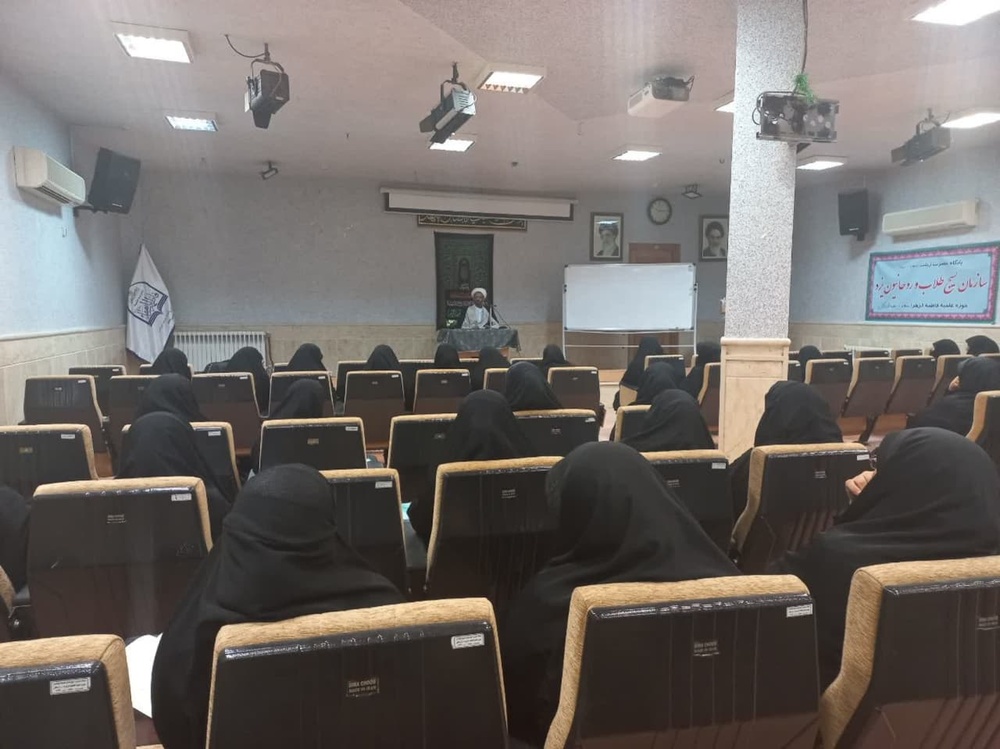 گوش فرادادن و تحلیل سخنان رهبری از وظایف مهم طلاب است