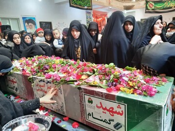 تصاویر / وداع با پیکر مطهر شهید گمنام در مدرسه علمیه خواهران برازجان