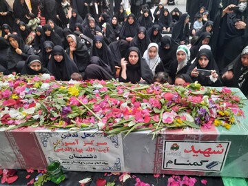 تصاویر / وداع با پیکر مطهر شهید گمنام در مدرسه علمیه خواهران برازجان