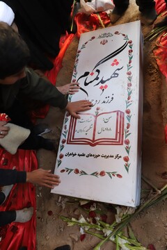 تصاویر/ تشییع و خاکسپاری شهید گمنام در مرکز مدیریت حوزه‌های علمیه خواهران