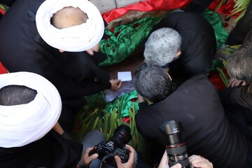 تصاویر/ تشییع و خاکسپاری شهید گمنام در مرکز مدیریت حوزه‌های علمیه خواهران