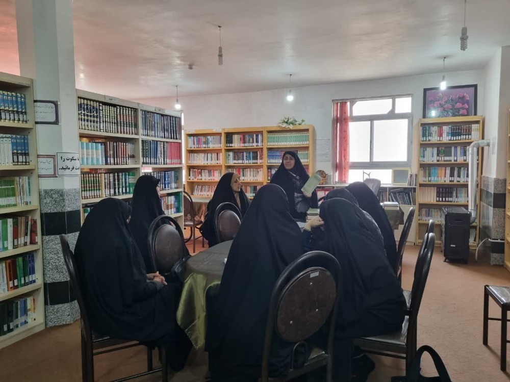  کلاس درس و معرفی کتب مرجع به طلاب ‌ ‌