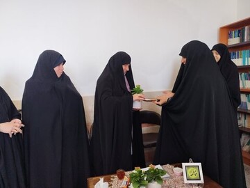 تصاویر/ تجلیل از اساتید مدرسه علمیه فاطمه المعصومه دلیجان به مناسبت روز زن