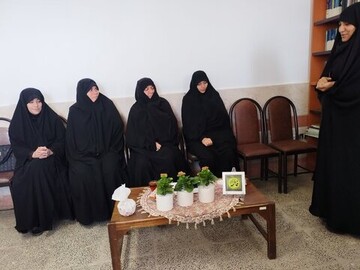 تصاویر/ تجلیل از اساتید مدرسه علمیه فاطمه المعصومه دلیجان به مناسبت روز زن