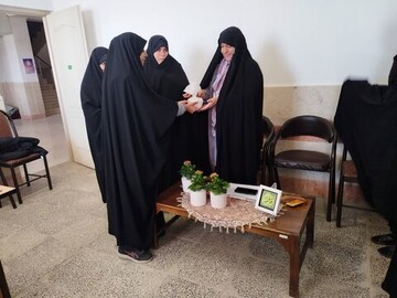 تصاویر/ تجلیل از اساتید مدرسه علمیه فاطمه المعصومه دلیجان به مناسبت روز زن