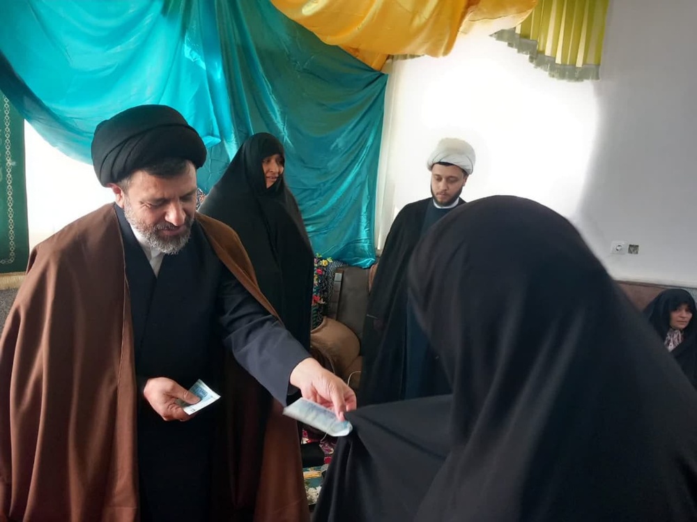 تصاویر/ اهدای هدیه به مناسبت روز زن