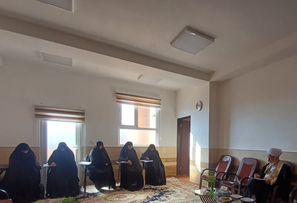 طلاب باید الگوی جامعه در ساده‌زیستی و فرزندآوری باشند