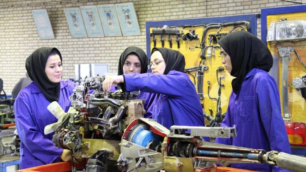 هزار بانوی البرزی در آموزش‌های مهارتی شرکت کردند