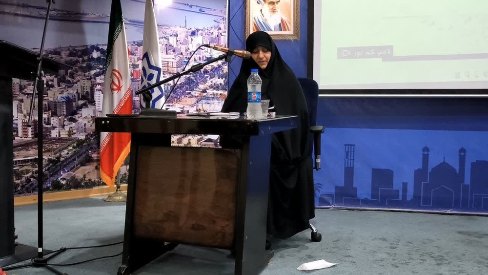 هدف دشمن از ترویج جلوه‌گری، از بین بردن نقش واقعی زنان است