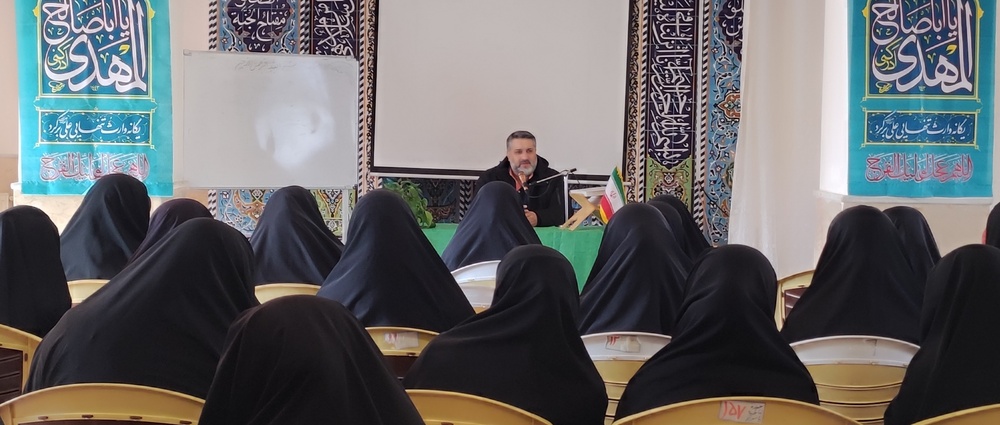 حوزه‌های علمیه در جنگ فضای مجازی ورود کنند