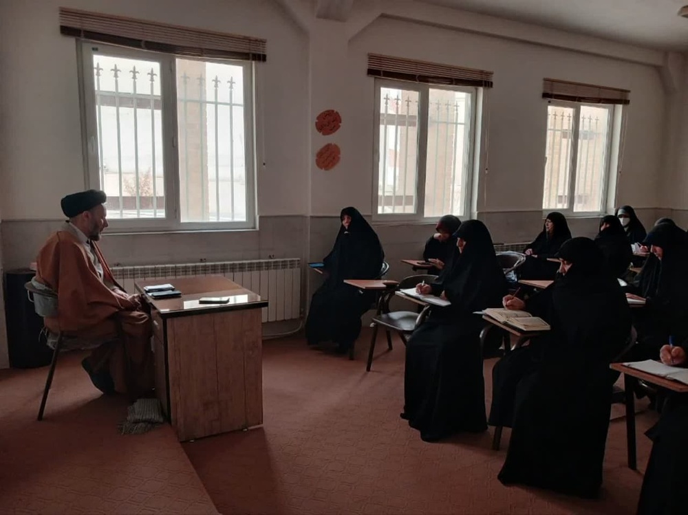 برگزاری سلسه جلسات اخلاق ویژه طلاب سطوح عالیه سمنان با محوریت تفسیرسوره حجرات مقام معظم رهبری(مدظه العالی)