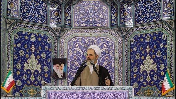 پدر و مادر، پرچم‌دار تربیت فرزندان هستند