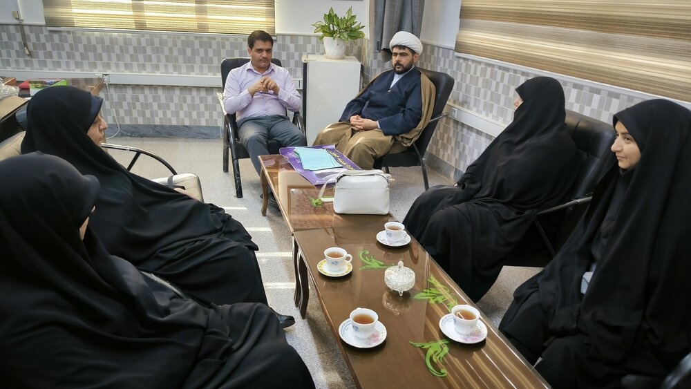 هم‌اندیشی کادر مدرسه علمیه فاطمه الزهرا(س) ساوه و آموزش و پرورش برای جذب طلاب جدید