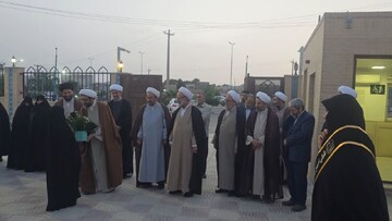 ادای احترام مدیر حوزه های علمیه خواهران کشور به شهید گمنام در یزد