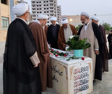 ادای احترام مدیر حوزه های علمیه خواهران کشور به شهید گمنام در یزد