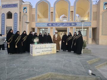 ادای احترام مدیر حوزه های علمیه خواهران کشور به شهید گمنام در یزد