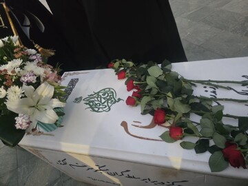 ادای احترام مدیر حوزه های علمیه خواهران کشور به شهید گمنام در یزد