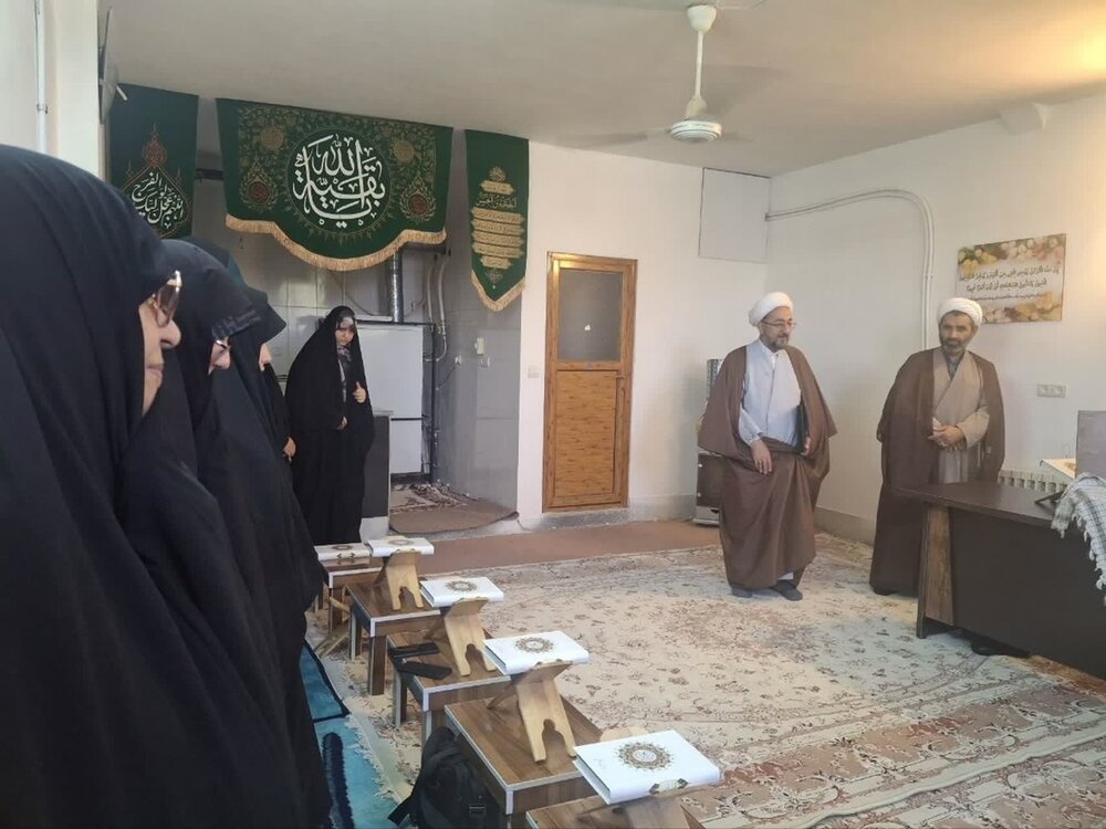 بازدید معاون امور حوزه‌های علمیه خواهران از مدرسه علمیه حضرت زینب کبری(س) یزد