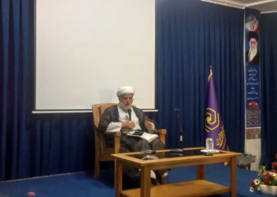 در ترازوی عالم هیچ چیز سنگین‌تر از اخلاق نیست