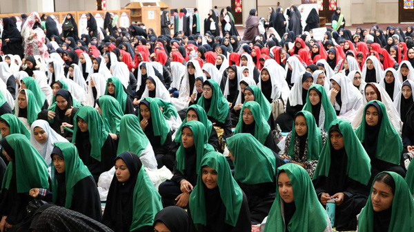 دختران شیرازی شاهچراغ (ع) را قُرق کردند