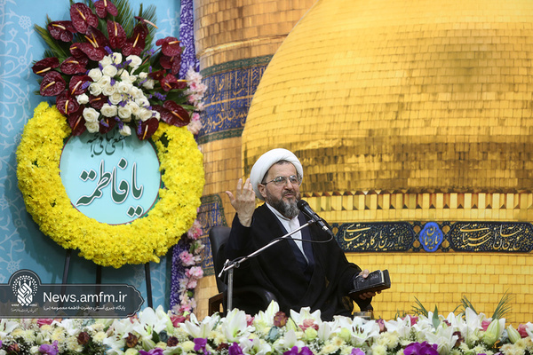 زن و مرد در رسیدن به کمال هیچ تفاوتی با هم ندارند