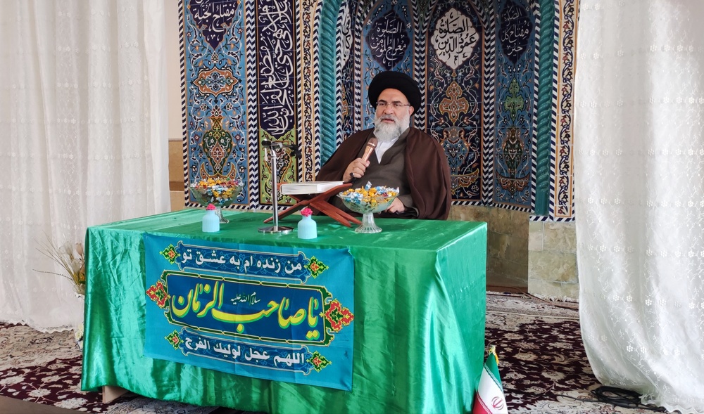 تجلیل از اساتید و طلاب برتر تحصیلی