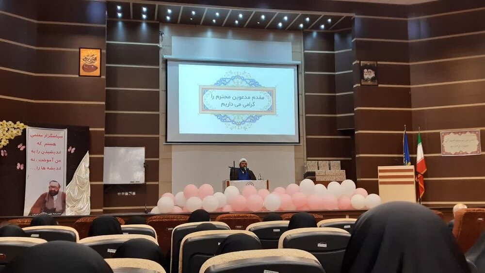 تجلیل از مقام استاد در مدرسه علمیه فاطمه الزهرا (س) ساوه