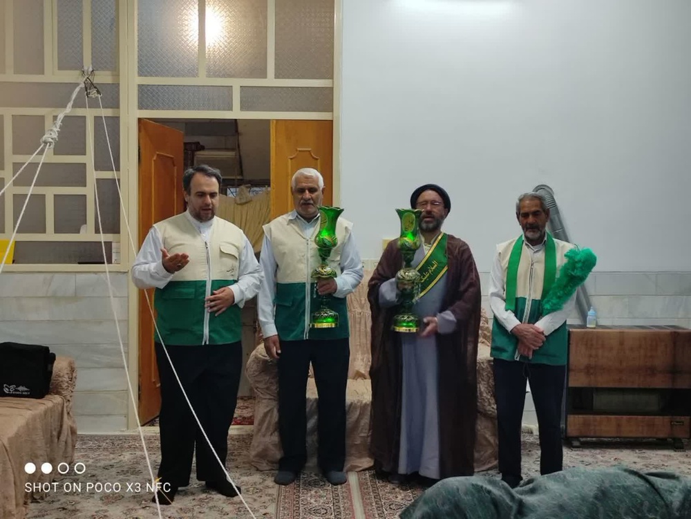 جوانی جمعیت؛ تجلیل کارکنان مدرسه علمیه الزهرا(س) میبد از خانواده‌ای که صاحب سه قلو شدند