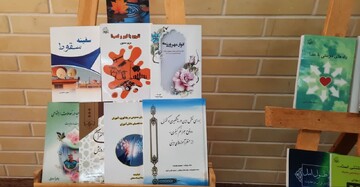 تصاویر/ رونمایی از ۲۴ جلد کتاب در حوزه علمیه خواهران استان مرکزی