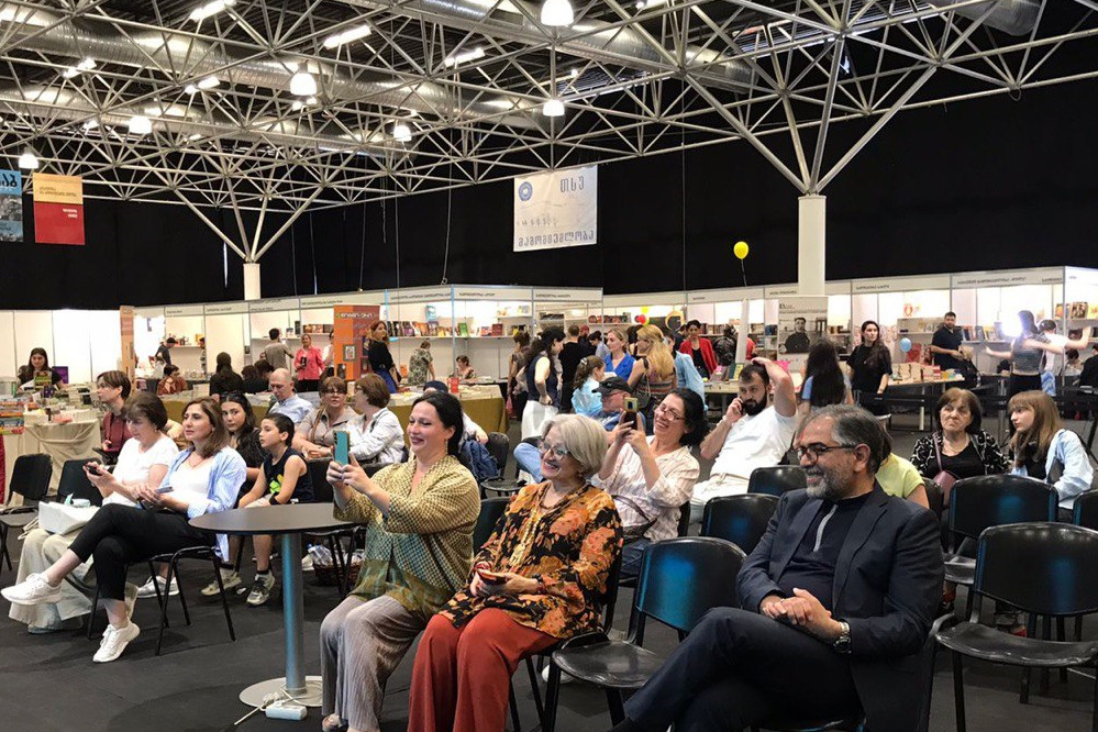 بررسی نشر ادبیات معاصر کودک و نوجوان ایران در نمایشگاه کتاب تفلیس