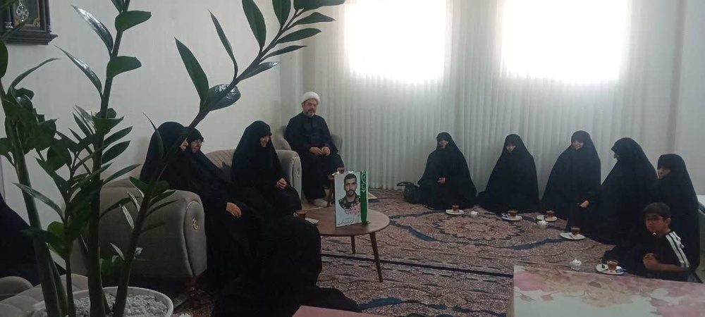 دیدار مدیریت حوزه‌های علمیه خواهران استان سمنان با خانواده شهید میلاد ملک در شاهرود