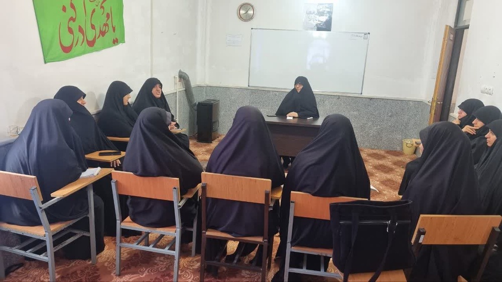 نشست هم‌اندیشی طلاب سخنران و مداح در حوزه علمیه حضرت خدیجه(س) با محوریت جهاد تبیین و ارتقای تبلیغ دینی