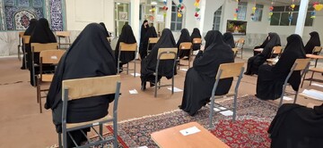 تصاویر/برگزاری آزمون ورودی حوزه‌های علمیه خواهران در مدارس علمیه استان مرکزی