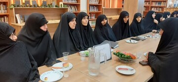 تصاویر/ دیدار مدیر حوزه علمیه خواهران استان مرکزی با کادر مدارس علمیه شهرستان ساوه