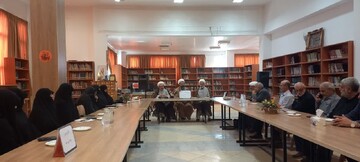 تصاویر/ نشست مدیر حوزه علمیه خواهران استان مرکزی با هیات امنای مدارس علمیه ساوه