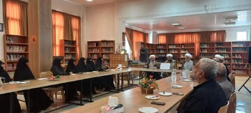 تصاویر/ نشست مدیر حوزه علمیه خواهران استان مرکزی با هیات امنای مدارس علمیه ساوه