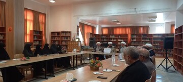 تصاویر/ نشست مدیر حوزه علمیه خواهران استان مرکزی با هیات امنای مدارس علمیه ساوه