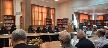 تصاویر/ نشست مدیر حوزه علمیه خواهران استان مرکزی با هیات امنای مدارس علمیه ساوه