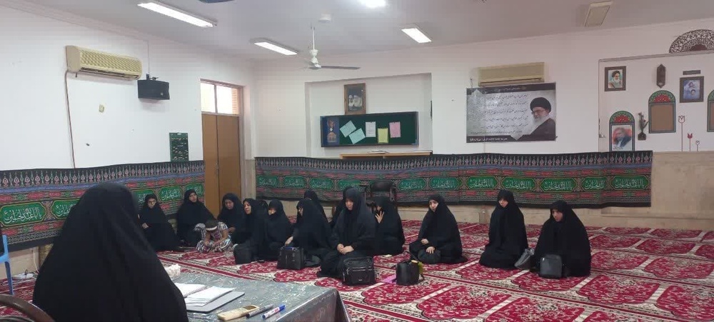 طلاب باید با سلاح تبیین در برابر بدعت‌ها بایستند