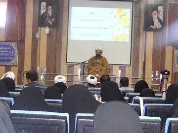 تصاویر/برگزاری کارگاه آموزشی افزایش مسئولیت پذیری اجتماعی ویژه کادر مدارس علمیه استان مرکزی