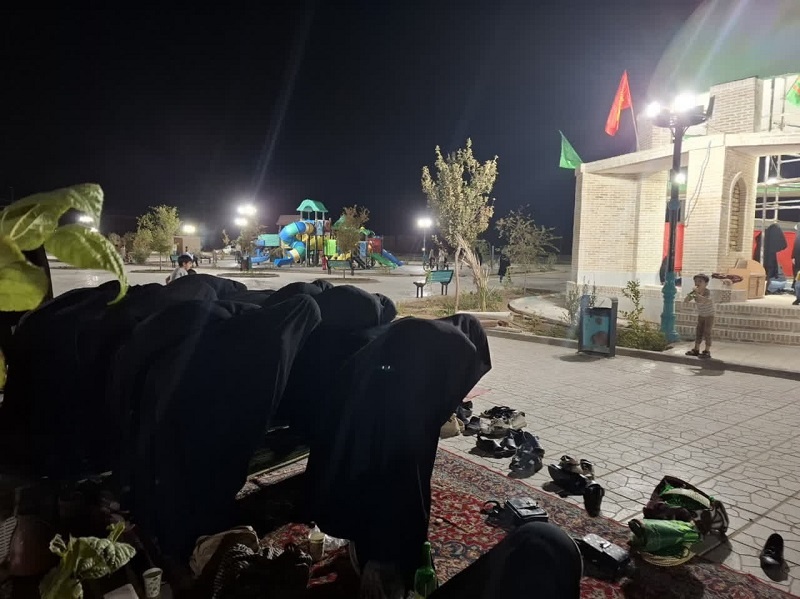 دورهمی صمیمانه طلاب مدرسه علمیه تخصصی فاطمه‌الزهرا(س) اردکان در جوار تربت شهید گمنام