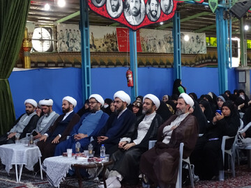 آغاز سال تحصیلی حوزه علمیه خواهران اصفهان در جوار قبور شهدا و علما