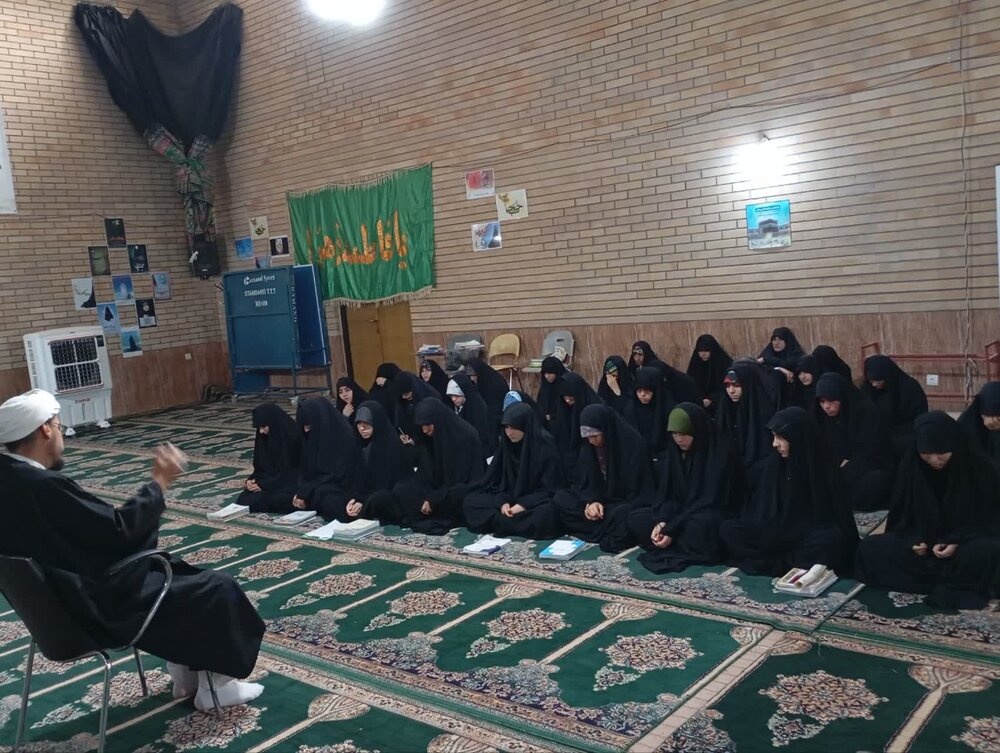 در جنگ نرم طلاب مسئولیت دفاع از اعتقادات مردم را بر عهده دارند